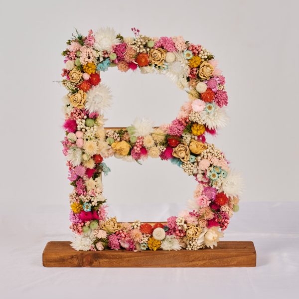 Letra B con flores preservadas y secas