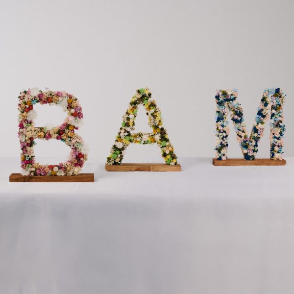 Letras con flores preservadas y secas