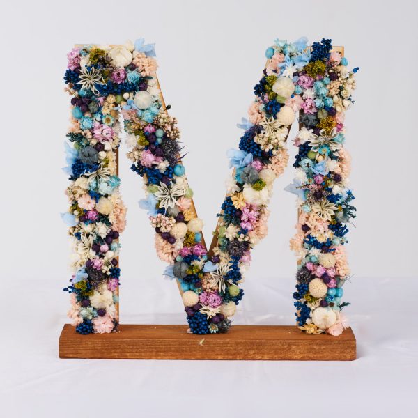 Letra M con flores preservadas y secas
