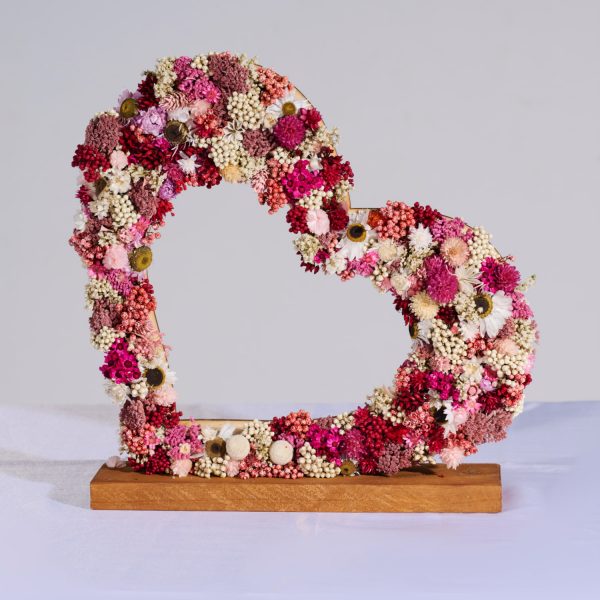 Corazón con flores preservadas y secas