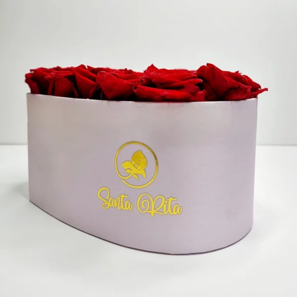 Corazón de rosas rojas en caja rosa