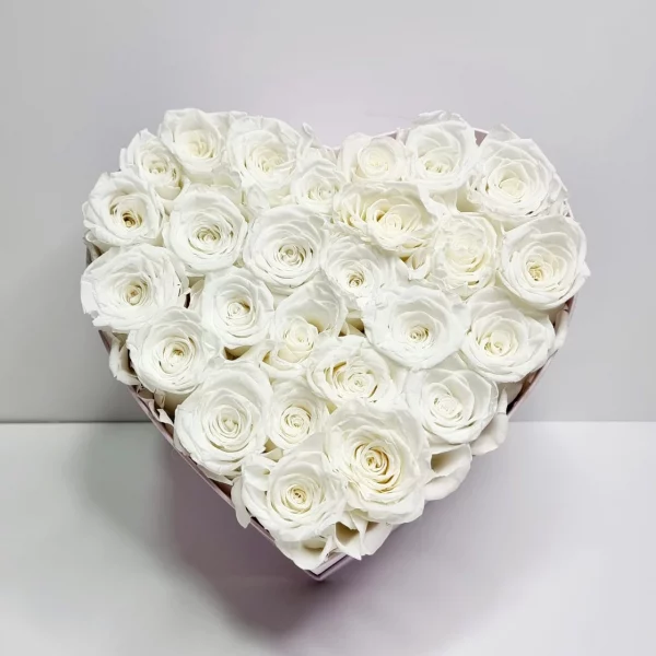 Corazón de rosas blancas en caja rosa